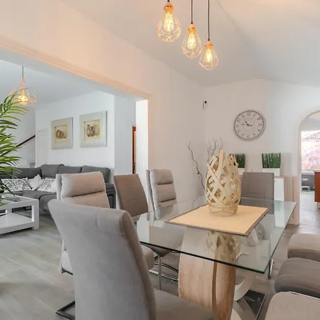 Вилла Vinidum Climated Pool,jacuzzi,movietheather