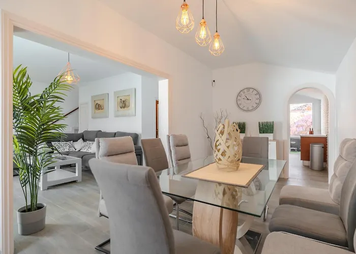 Villa Vinidum Climated Pool,jacuzzi,movietheather